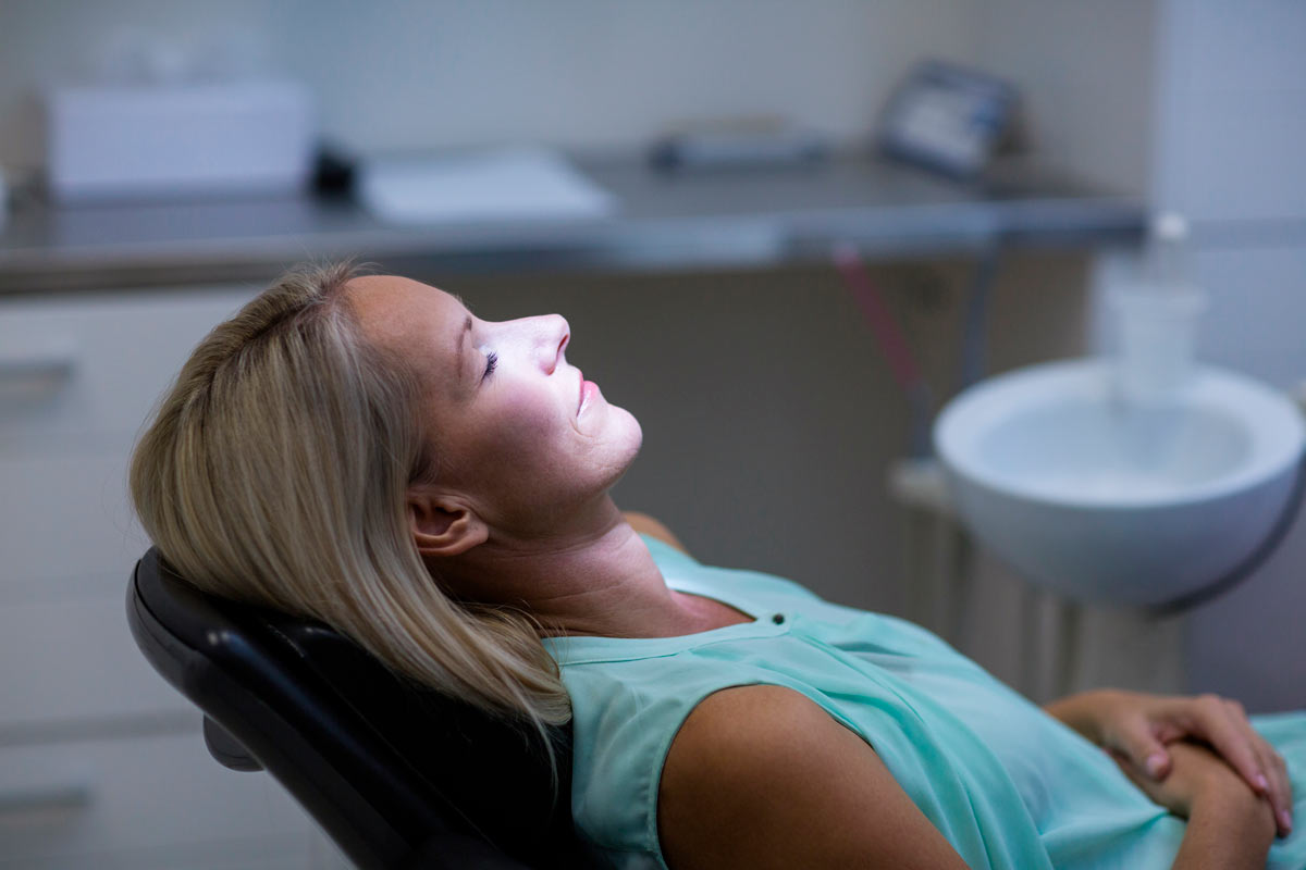 Mujer relajada en una clínica dental